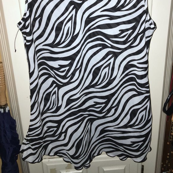 LARRY LEVINE BLACK & WHITE ZEBRA RUFFLE BLOUSE PM - Picture 4 of 5